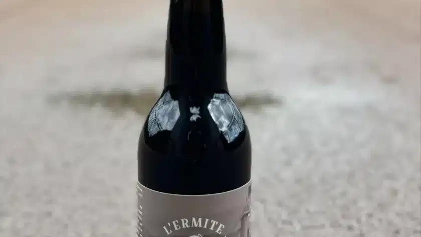 Dégustation d'une bière artisanale de la Brasserie L'Ermite avec vue sur le Viaduc des Rochers Noirs à Soursac en Corrèze.