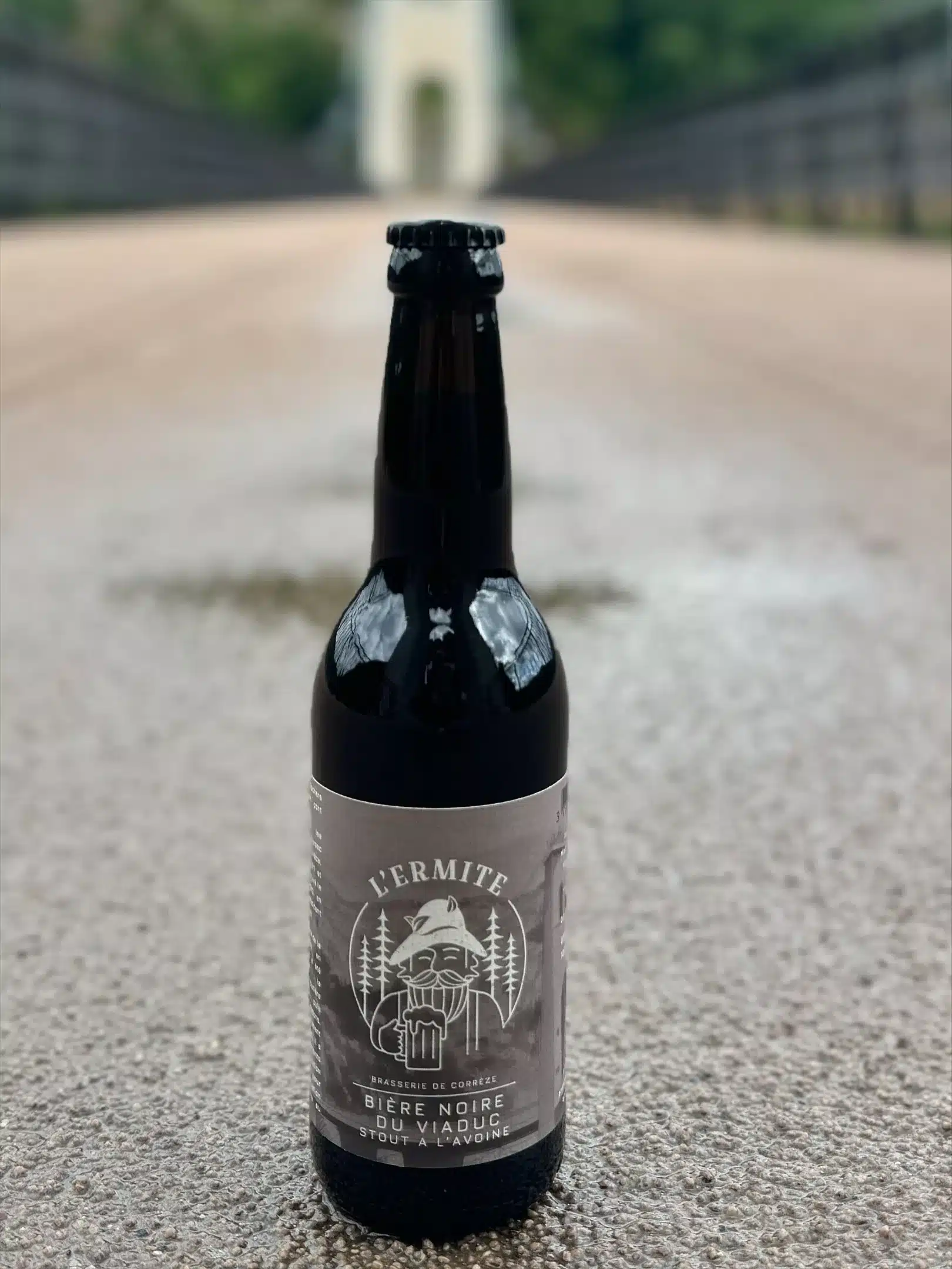 Dégustation d'une bière artisanale de la Brasserie L'Ermite avec vue sur le Viaduc des Rochers Noirs à Soursac en Corrèze.